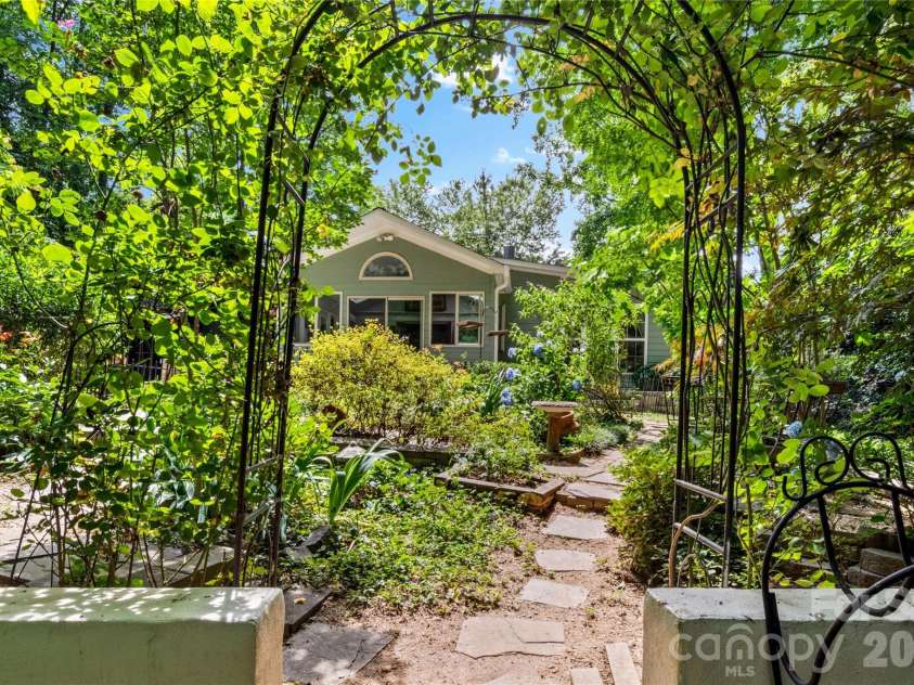 1889 Faculty Drive, Winston Salem, NC 27106.  MLS# CAR4401379, YatesRealty ID 40351. 