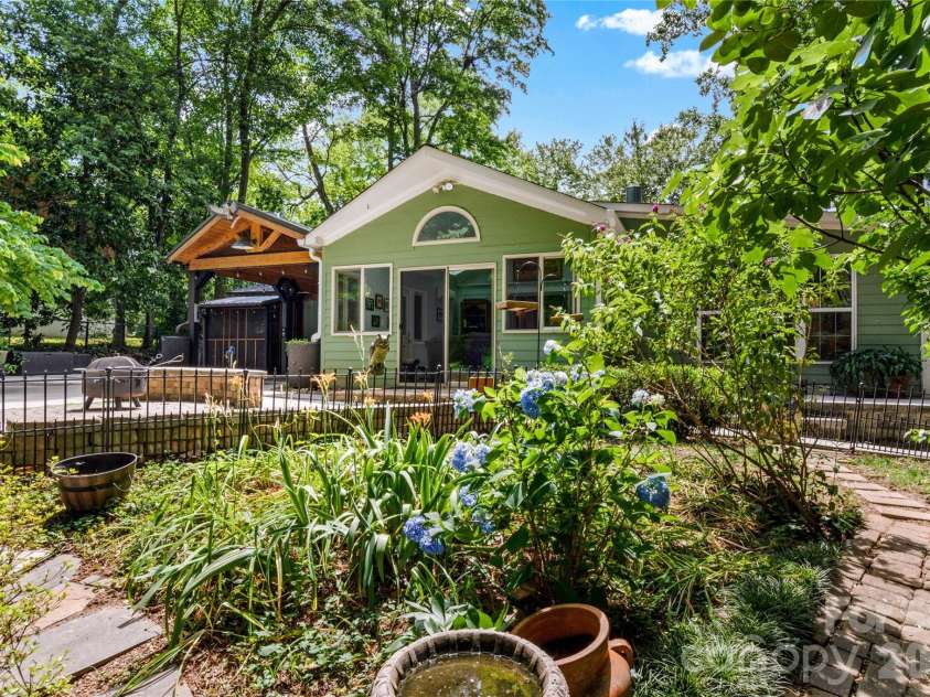1889 Faculty Drive, Winston Salem, NC 27106.  MLS# CAR4401379, YatesRealty ID 40351. 