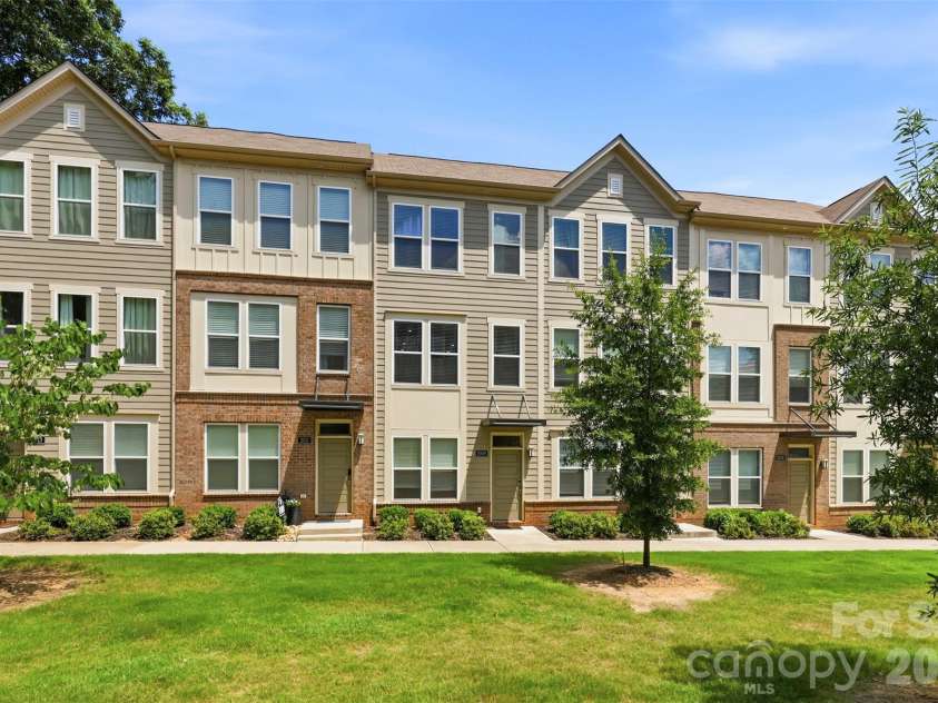 2009 Federation Court, Charlotte, NC 28205.  MLS# CAR4406325, YatesRealty ID 40355. 