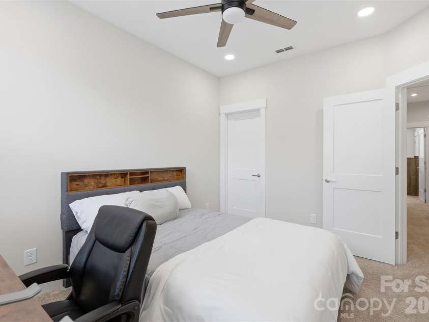 2009 Federation Court, Charlotte, NC 28205.  MLS# CAR4406325, YatesRealty ID 40355. 