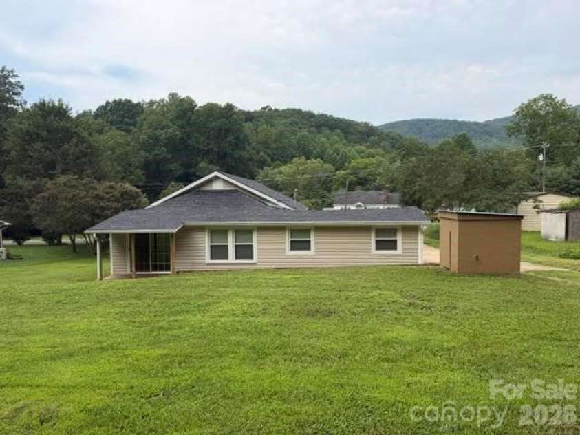 299 US 221 Highway, Marion, NC 28752.  MLS# CAR4408802, YatesRealty ID 40357. 