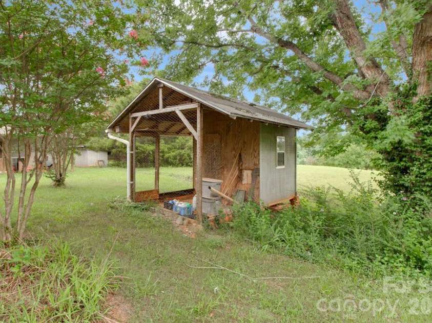 1474 Pea Ridge Road, Mill Spring, NC 28756.  MLS# CAR4407178, YatesRealty ID 40359. Chicken Coop