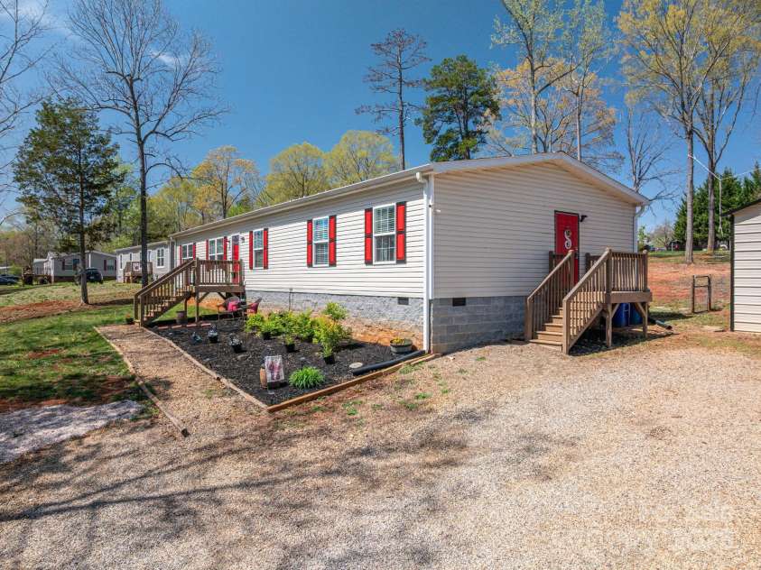 980 Lakeland Avenue, Lincolnton, NC 28092.  MLS# CAR4242922, YatesRealty ID 4036. 