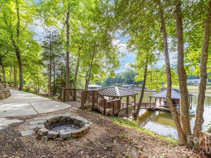 9128 Shorewood Place, Belmont, NC 29012.  MLS# CAR4380728, YatesRealty ID 40360. 