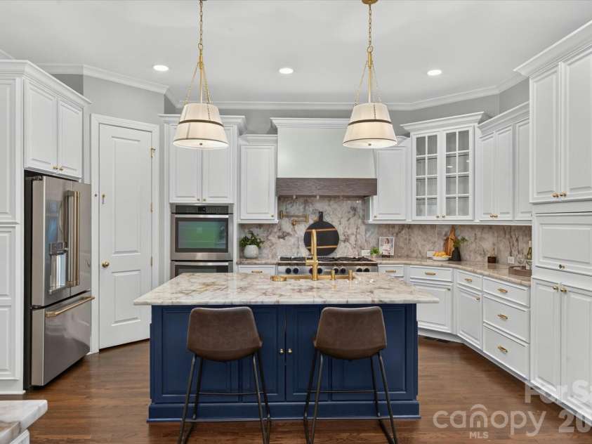 1348 Shinnecock Lane, Fort Mill, SC 29707.  MLS# CAR4397330, YatesRealty ID 40362. Updated kitchen with quartzite counters