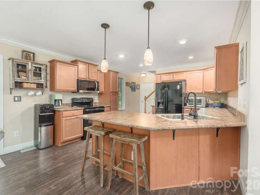 10 Rolling Acres Drive, Weaverville, NC 28787.  MLS# CAR4408170, YatesRealty ID 40363. Kitchen with breakfast bar