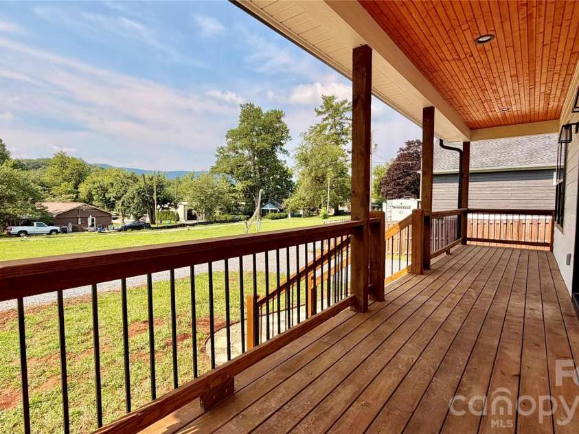 8 Lily Crossing Lane, Black Mountain, NC 28711.  MLS# CAR4408271, YatesRealty ID 40373. 