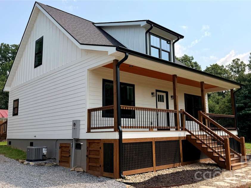 8 Lily Crossing Lane, Black Mountain, NC 28711.  MLS# CAR4408271, YatesRealty ID 40373. 