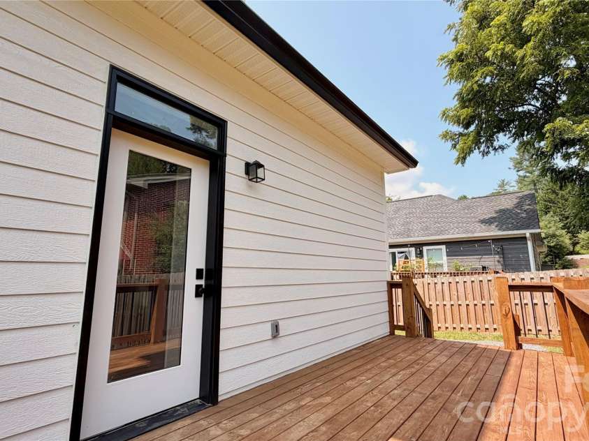 8 Lily Crossing Lane, Black Mountain, NC 28711.  MLS# CAR4408271, YatesRealty ID 40373. 