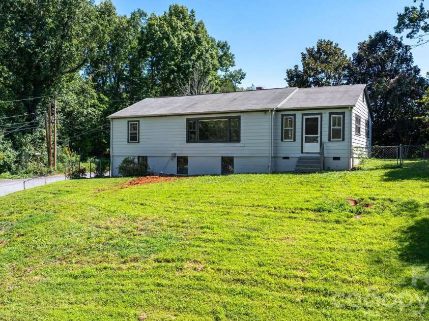 101 Harris Drive, Morganton, NC 28655.  MLS# CAR4405527, YatesRealty ID 40374. 