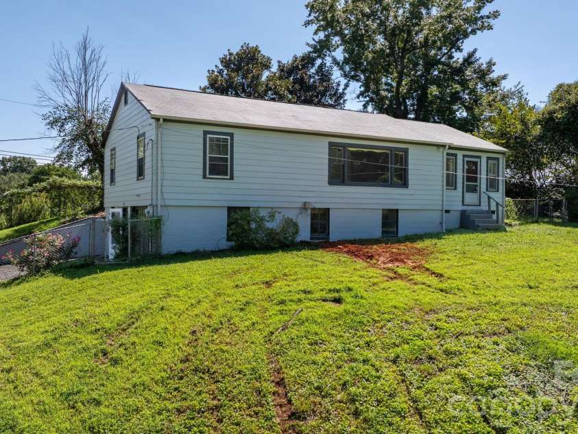 101 Harris Drive, Morganton, NC 28655.  MLS# CAR4405527, YatesRealty ID 40374. 