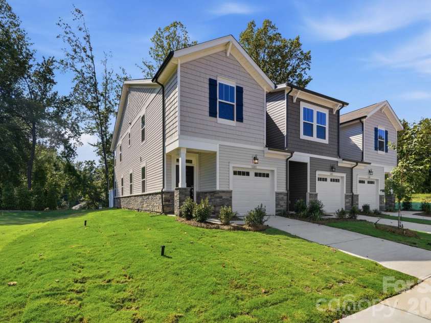 3201 Meadow Knoll Drive, Charlotte, NC 28269.  MLS# CAR4403189, YatesRealty ID 40378. 