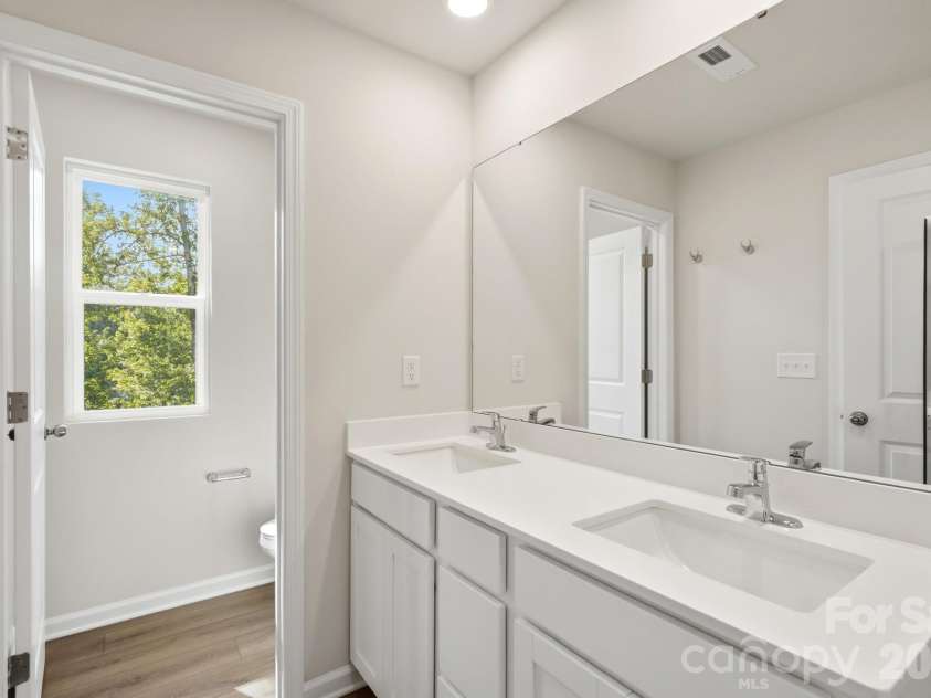 3201 Meadow Knoll Drive, Charlotte, NC 28269.  MLS# CAR4403189, YatesRealty ID 40378. 