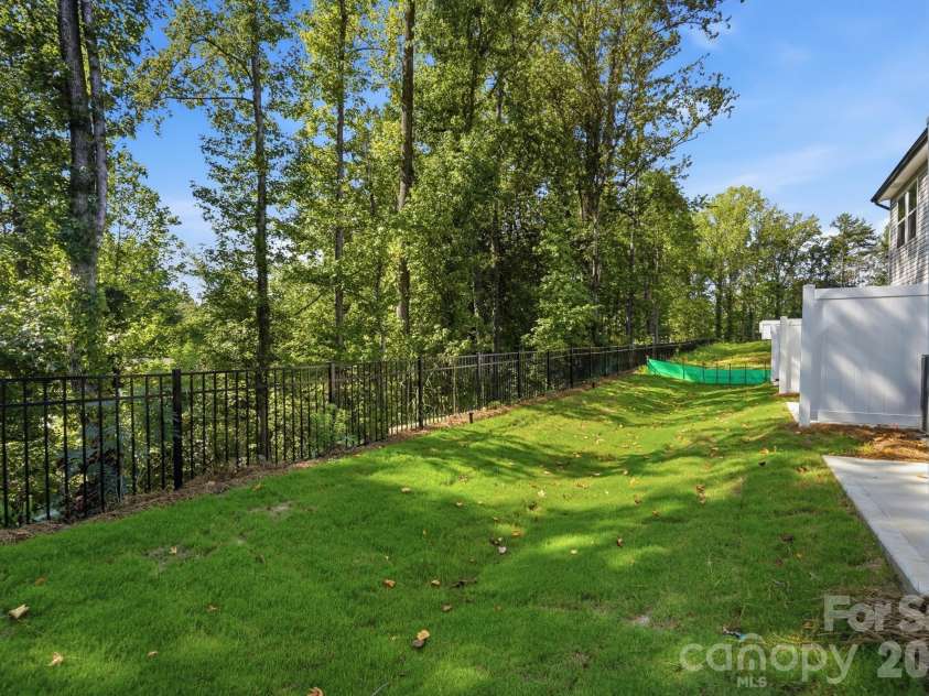 3201 Meadow Knoll Drive, Charlotte, NC 28269.  MLS# CAR4403189, YatesRealty ID 40378. 
