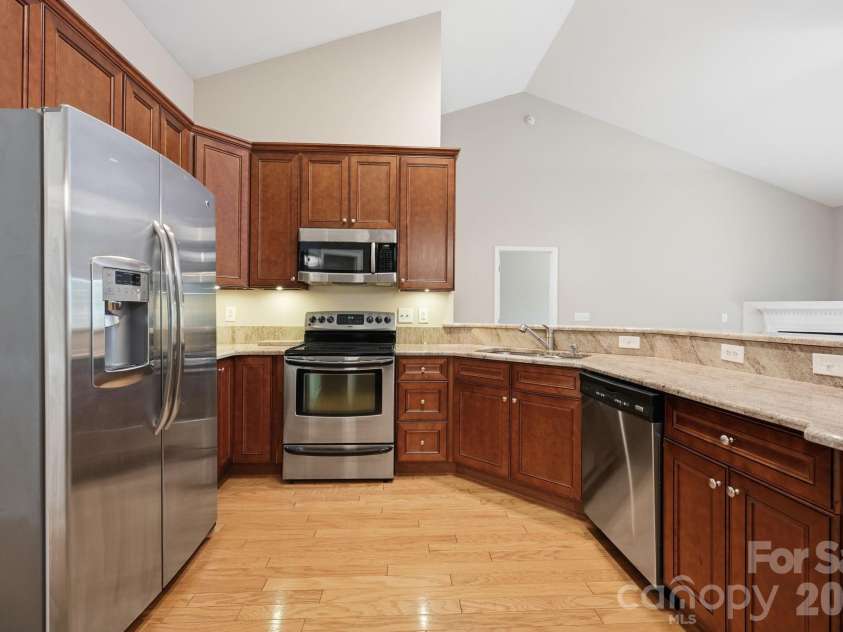 16904 Taft Court, Huntersville, NC 28078.  MLS# CAR4394406, YatesRealty ID 40379. Kitchen