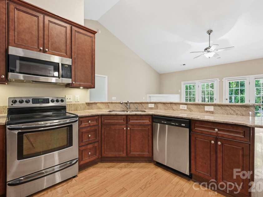 16904 Taft Court, Huntersville, NC 28078.  MLS# CAR4394406, YatesRealty ID 40379. Kitchen