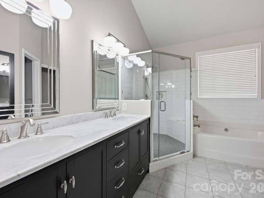 16904 Taft Court, Huntersville, NC 28078.  MLS# CAR4394406, YatesRealty ID 40379. Primary Bath
