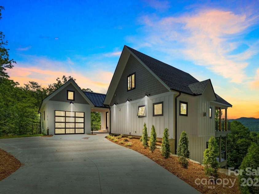 1018 Willow Ridge Drive, Hendersonville, NC 28739.  MLS# CAR4162432, YatesRealty ID 4038. 