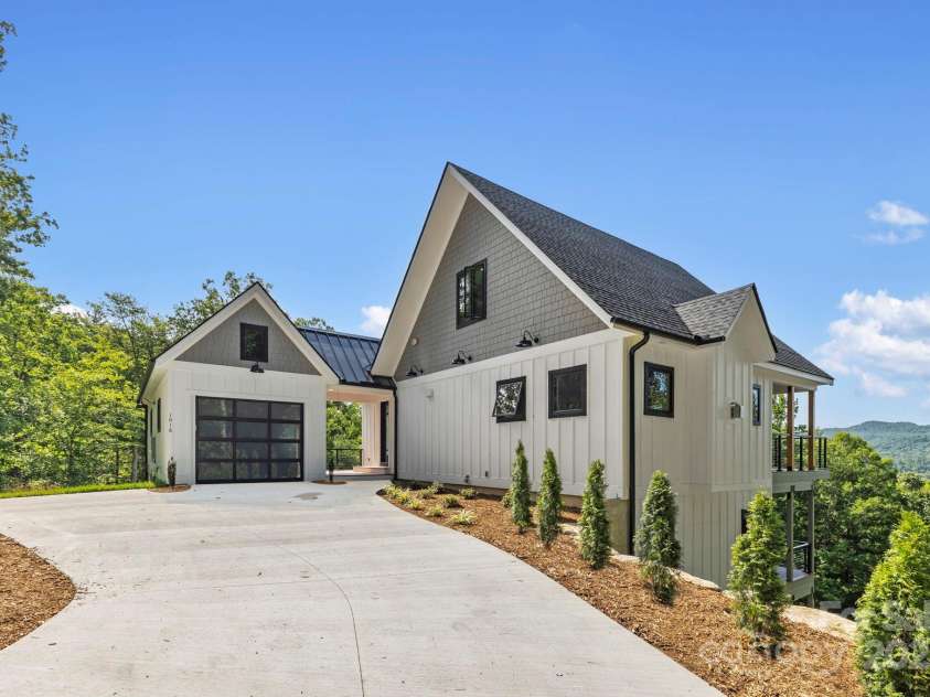 1018 Willow Ridge Drive, Hendersonville, NC 28739.  MLS# CAR4162432, YatesRealty ID 4038. 