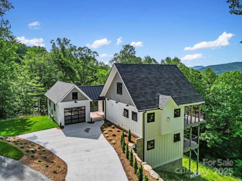 1018 Willow Ridge Drive, Hendersonville, NC 28739.  MLS# CAR4162432, YatesRealty ID 4038. 