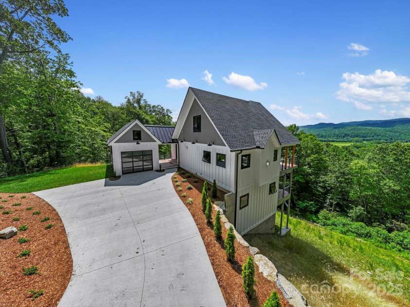 1018 Willow Ridge Drive, Hendersonville, NC 28739.  MLS# CAR4162432, YatesRealty ID 4038. 