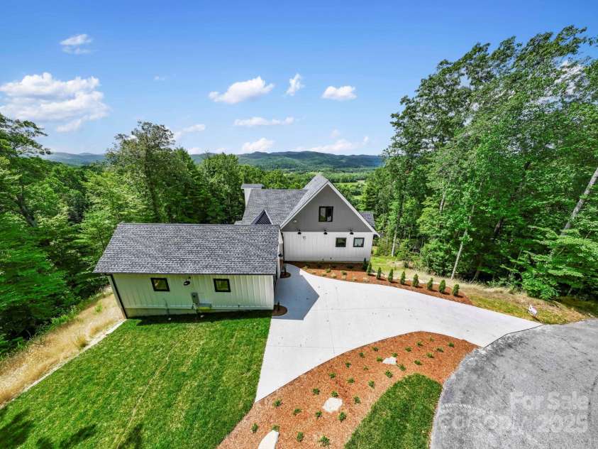 1018 Willow Ridge Drive, Hendersonville, NC 28739.  MLS# CAR4162432, YatesRealty ID 4038. 