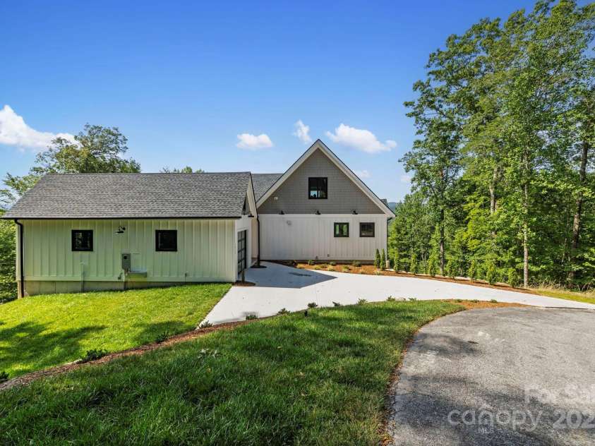 1018 Willow Ridge Drive, Hendersonville, NC 28739.  MLS# CAR4162432, YatesRealty ID 4038. 