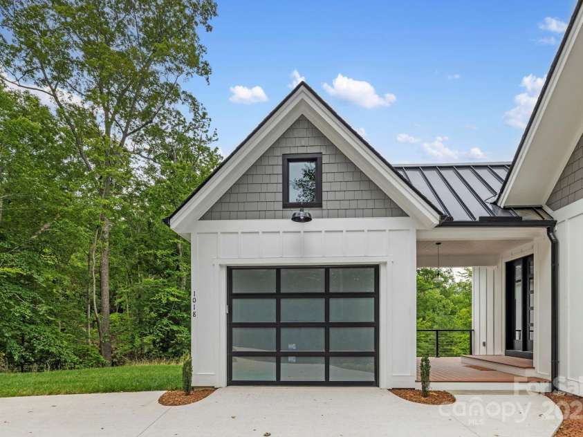 1018 Willow Ridge Drive, Hendersonville, NC 28739.  MLS# CAR4162432, YatesRealty ID 4038. 