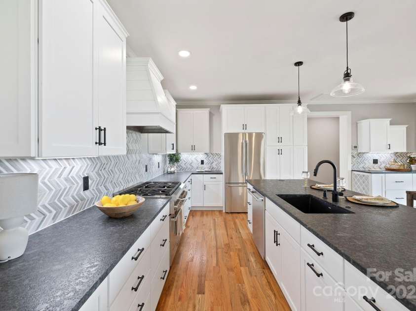 1018 Willow Ridge Drive, Hendersonville, NC 28739.  MLS# CAR4162432, YatesRealty ID 4038. 