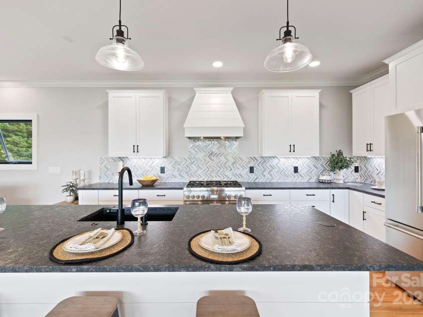 1018 Willow Ridge Drive, Hendersonville, NC 28739.  MLS# CAR4162432, YatesRealty ID 4038. 