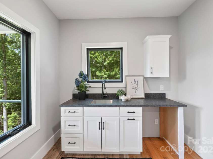 1018 Willow Ridge Drive, Hendersonville, NC 28739.  MLS# CAR4162432, YatesRealty ID 4038. 