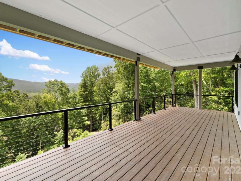 1018 Willow Ridge Drive, Hendersonville, NC 28739.  MLS# CAR4162432, YatesRealty ID 4038. 