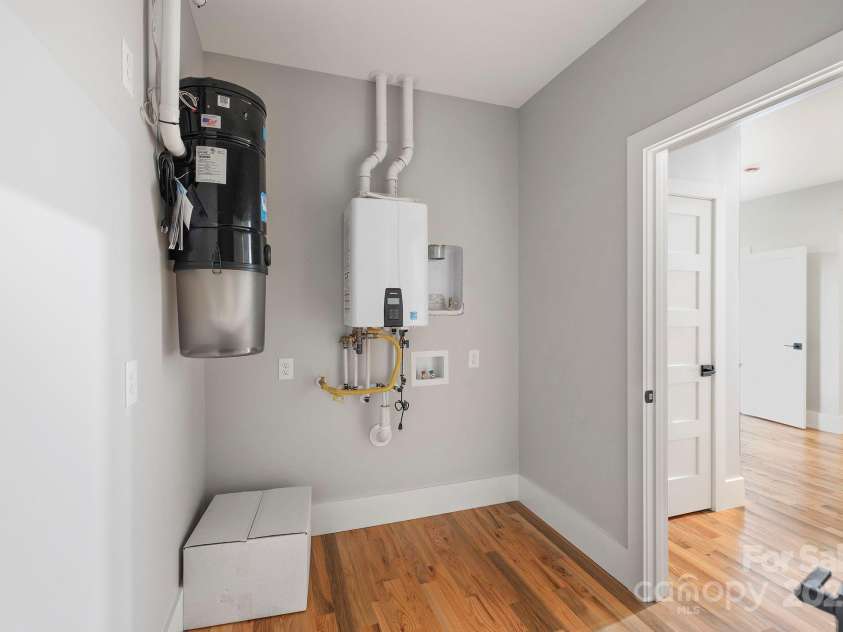 1018 Willow Ridge Drive, Hendersonville, NC 28739.  MLS# CAR4162432, YatesRealty ID 4038. 