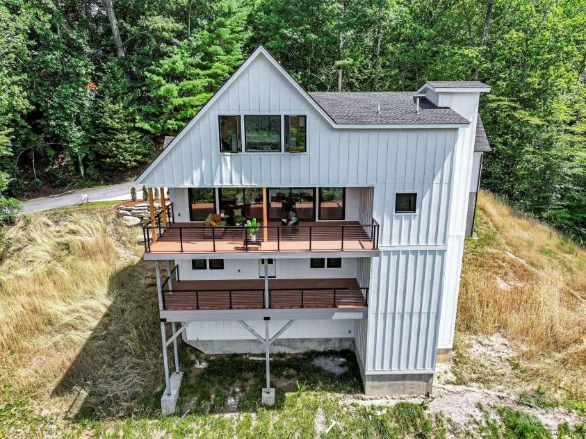 1018 Willow Ridge Drive, Hendersonville, NC 28739.  MLS# CAR4162432, YatesRealty ID 4038. 