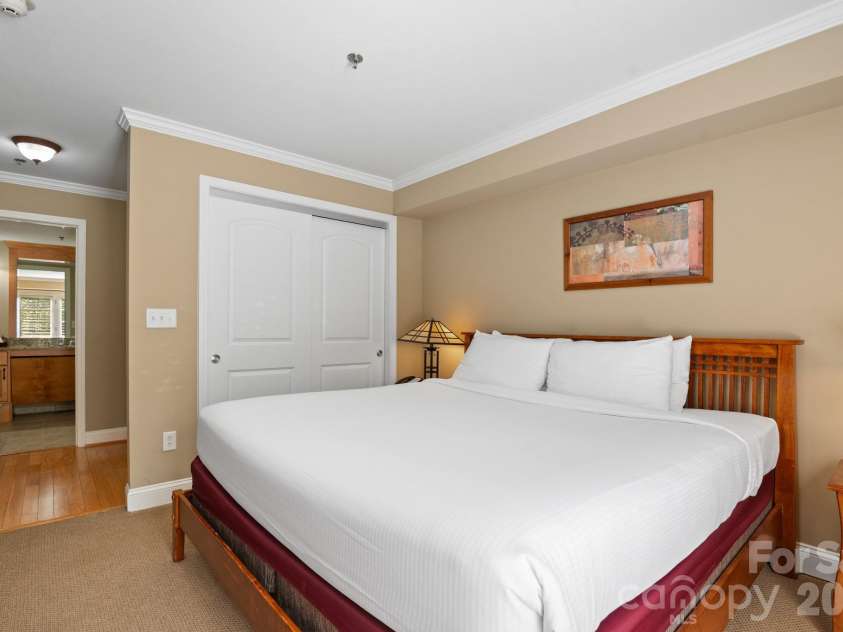 203 Bowling Park Road, Asheville, NC 28803.  MLS# CAR4392743, YatesRealty ID 40385. 