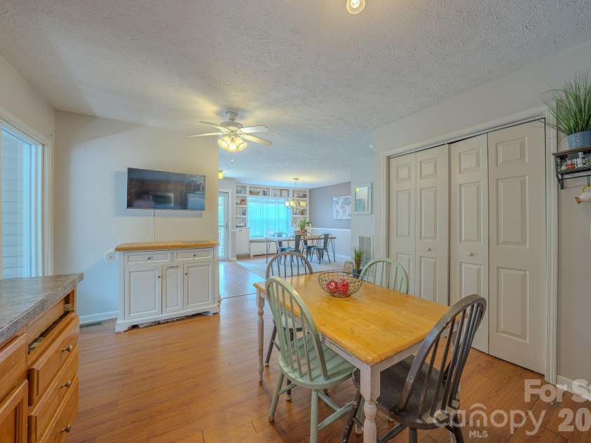 39 Creekside Court, Hendersonville, NC 28791.  MLS# CAR4399723, YatesRealty ID 40386. 