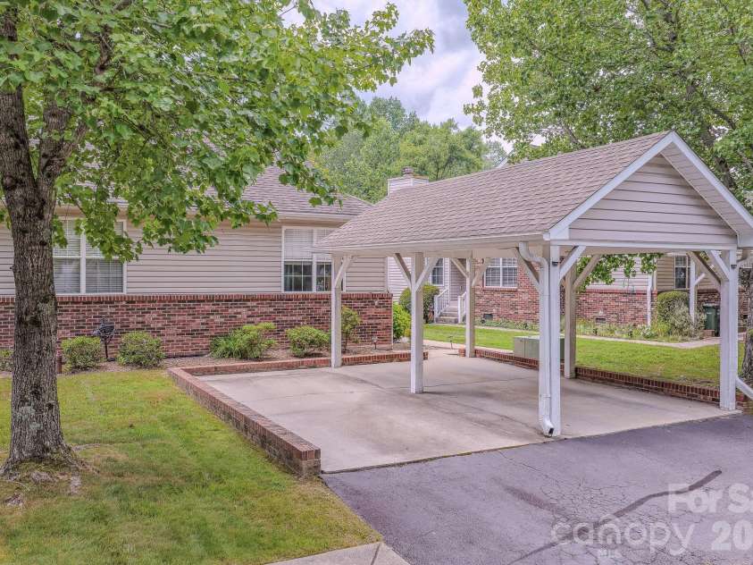 39 Creekside Court, Hendersonville, NC 28791.  MLS# CAR4399723, YatesRealty ID 40386. 