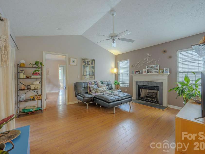 39 Creekside Court, Hendersonville, NC 28791.  MLS# CAR4399723, YatesRealty ID 40386. 