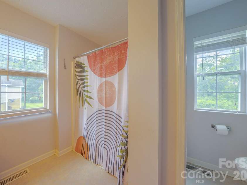 39 Creekside Court, Hendersonville, NC 28791.  MLS# CAR4399723, YatesRealty ID 40386. 