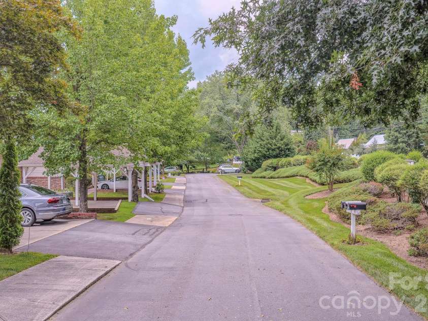 39 Creekside Court, Hendersonville, NC 28791.  MLS# CAR4399723, YatesRealty ID 40386. 