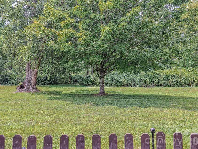 39 Creekside Court, Hendersonville, NC 28791.  MLS# CAR4399723, YatesRealty ID 40386. 