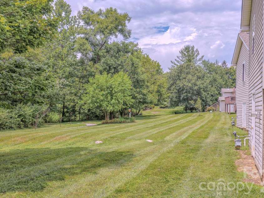 39 Creekside Court, Hendersonville, NC 28791.  MLS# CAR4399723, YatesRealty ID 40386. 
