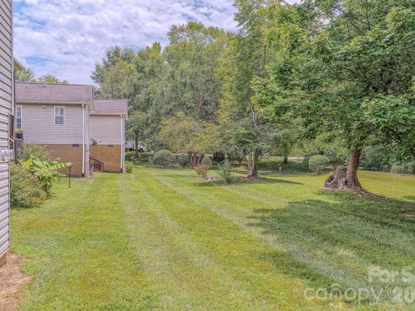 39 Creekside Court, Hendersonville, NC 28791.  MLS# CAR4399723, YatesRealty ID 40386. 