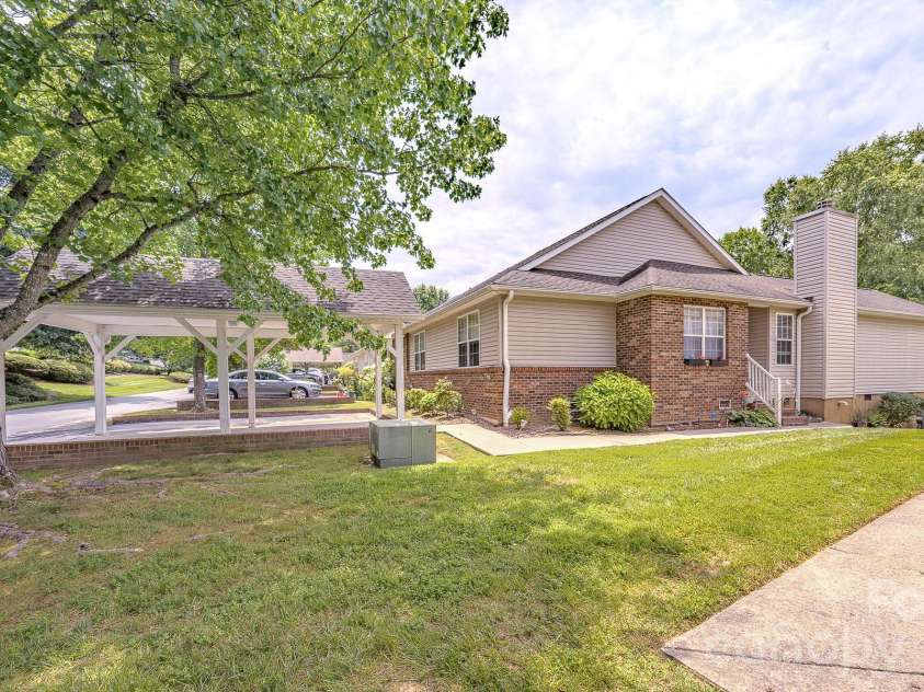 39 Creekside Court, Hendersonville, NC 28791.  MLS# CAR4399723, YatesRealty ID 40386. 