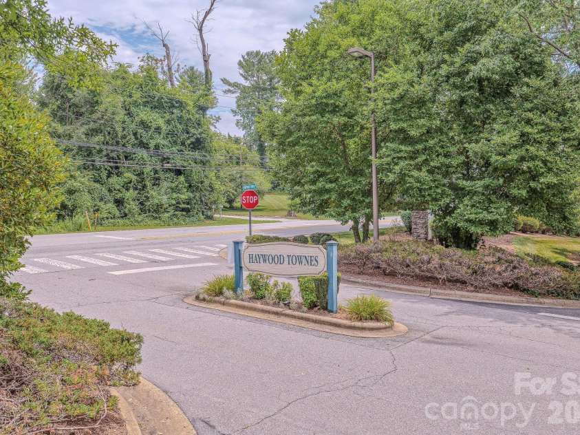 39 Creekside Court, Hendersonville, NC 28791.  MLS# CAR4399723, YatesRealty ID 40386. 
