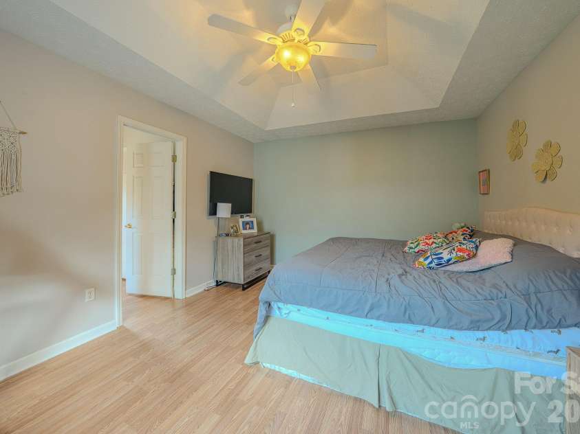 39 Creekside Court, Hendersonville, NC 28791.  MLS# CAR4399723, YatesRealty ID 40386. Primary Bedroom