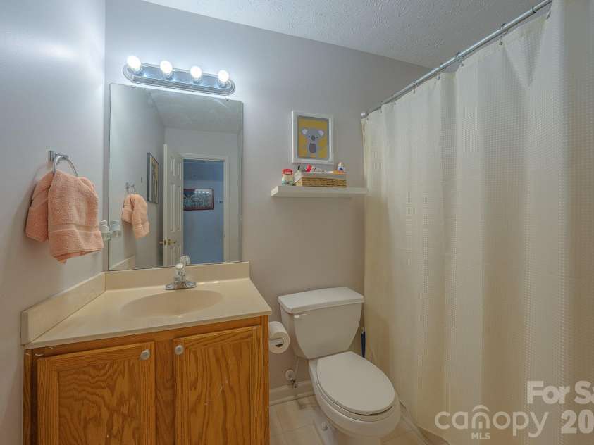 39 Creekside Court, Hendersonville, NC 28791.  MLS# CAR4399723, YatesRealty ID 40386. Primary En-suite bathroom