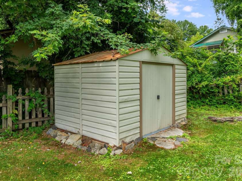 839 Kanuga Road, Hendersonville, NC 28739.  MLS# CAR4404964, YatesRealty ID 40388. 