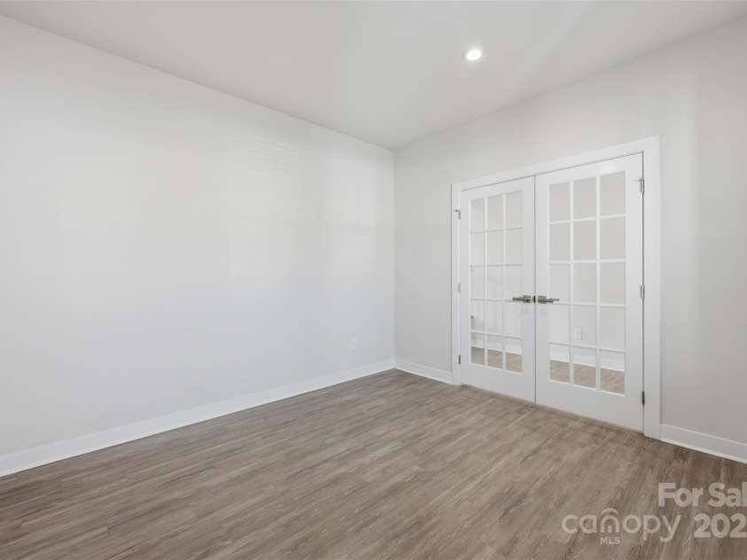 4711 Green Mountain Drive, Charlotte, NC 28215.  MLS# CAR4327501, YatesRealty ID 4039. 