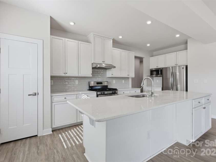 4711 Green Mountain Drive, Charlotte, NC 28215.  MLS# CAR4327501, YatesRealty ID 4039. 